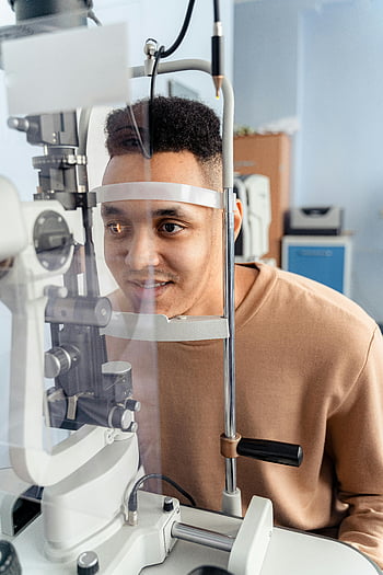 adam, kahverengi yuvarlak yakalı gömlek, optik muayene, göz testi, oftalmik ekipman, klinik ortamı, göz bakımı, tıbbi muayene, görme testi, sağlık hizmeti, hasta