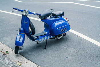 Blue Vespa, zaparkované skútr, ulice, retro styl, Klasická Vespa, modrý motorový skútr, Vintage skútr, městské parkování, Design skútrů, design vespa, modrý skútr