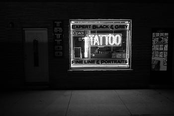 foto em tons de cinza, sinalização de néon de tatuagem, imagem monocromática, estúdio de tatuagem, sinal de neon, cena noturna, especialista preto cinza, Retratos de linha fina, loja de tatuagens, Preto e branco, fotografia noturna