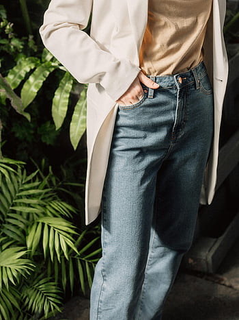 džíny denim, blejzr, Neformální outfit, profesionální oblečení, ruku v kapse, Stylový outfit, džínové módy, sako a džíny, příležitostný profesionál, inspirace pro outfity, modní styl