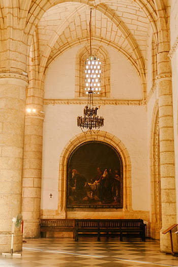 Historická katedrála, Dominikánská republika, staré zdivo, chrámový interiér, lustr, freska, klidný interiér, Majestátní architektura, náboženské umění, kamenné oblouky, kostkovaná podlaha