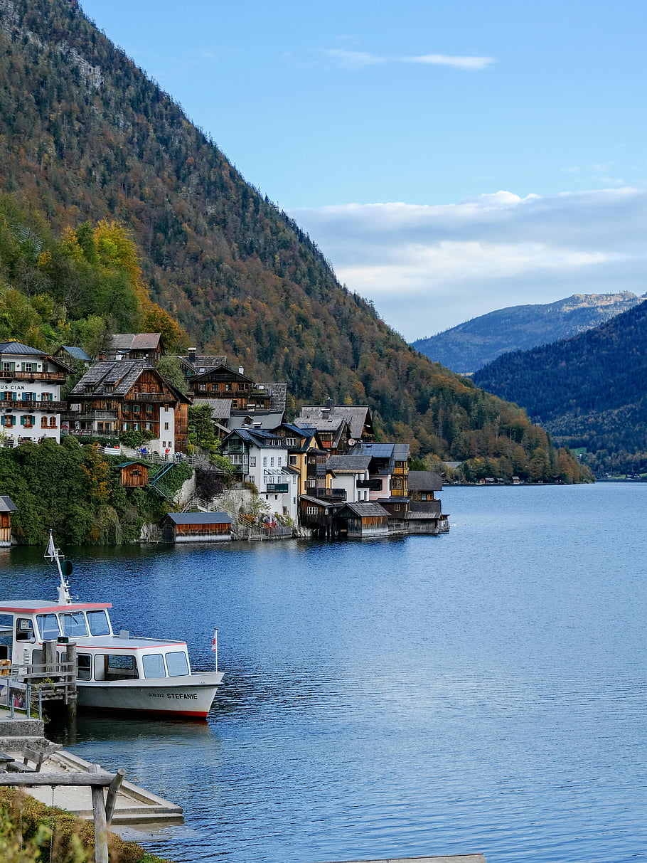 Hallstatt, Lakeside Village, pád scenérie, světového dědictví UNESCO, Rakousko, horský výhled, malebná vesnice, hallstätter see, podzimní barvy, loď, nábřeží domy
