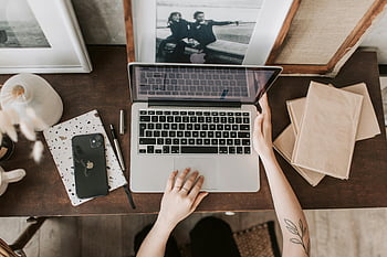 pracovního prostoru, laptop, chytrý telefon, papírnické zboží, pohled shora dolů, Estetický pracovní prostor, Nerozpoznávatelná dáma, nastavení stolu, kancelářský stůl, pracovní prostředí, Nástroje produktivity