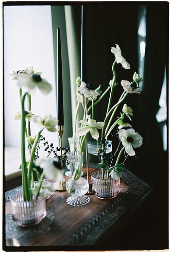 Vintage vinduskarmen, hvite blomster, briller, lysestaker, myk naturlig lys, elegante blomster, vintage innredning, floral arrangement, innendørs blomster, rustikk vinduskarmen, Naturlig lysinnstilling