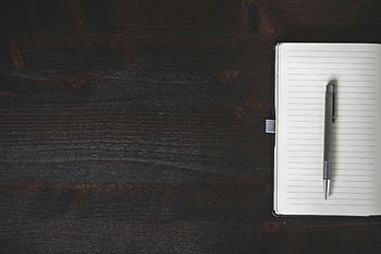 bílý linkovaný papír, klikněte na pero, Minimalistický notebook, Tmavý dřevěný stůl, dostatek copyspace, otevřený zápisník, pero na stole, prostor pro psaní, papírnictví, nastavení stolu, kancelářské potřeby