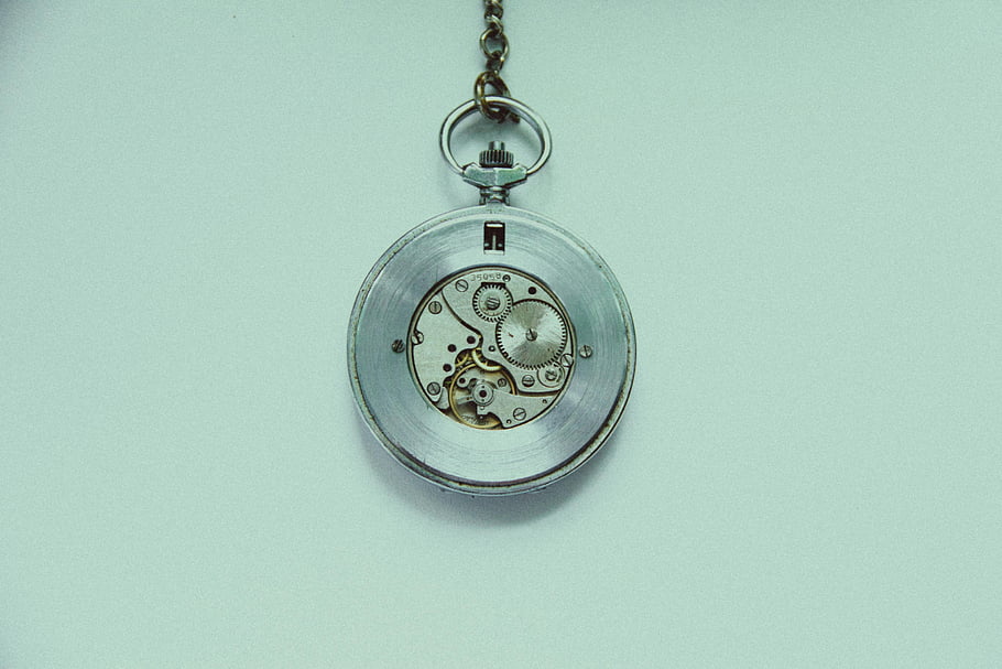 Vintage kapesní hodinky, Mechanická ozubená kola, složité komponenty, detail, stříbrné barvy, kolo, náhrdelník, starožitné hodinky, Podrobný mechanismus, Klasický design, visící hodinky