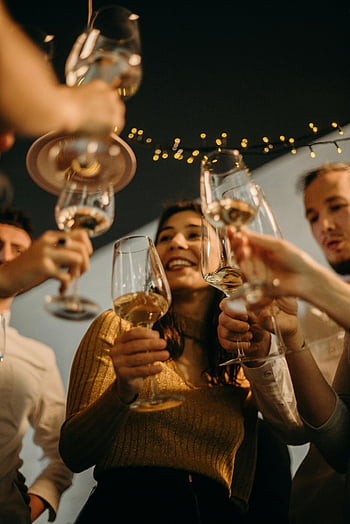 vinné skleničky, lidé fandění, Přátelé slaví, Toast vína, vnitřní noční párty, Veselá atmosféra, oslava, večírek, přátelé, noc, opékání