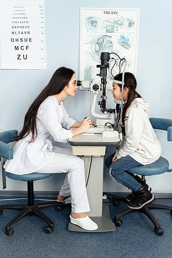 optometristin, göz muayenesi, genç kız, klinik ortamı, göz şeması, göz anatomisi, tıbbi malzeme, Sağlık çalışanı, hasta bakımı, görme kontrolü, optometri