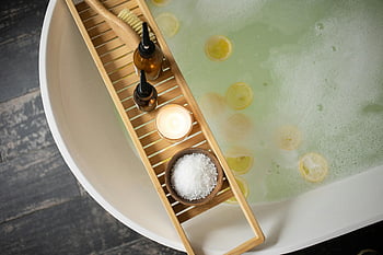 produk perawatan kulit, bak mandi, lilin, garam mandi, irisan lemon, Spa Santai, Kamar mandi yang tenang, Baki mandi, minyak esensial, pengalaman mandi, nampan kayu