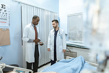 Dokter mendiskusikan, bagan medis, kamar rumah sakit, perawatan pasien, Kerjasama perawatan kesehatan, perawatan medis, dua dokter, Bagan Pasien, pengaturan rumah sakit, profesional medis, Penyedia layanan kesehatan