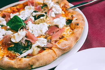 pizza, prosciutto, sýr mozzarella, čerstvá bazalka, domácí pizza, detail, Lahodná pizza, stůl, fotografování potravin, italská kuchyně, pizza zálivky