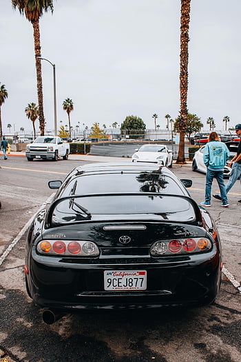Black Toyota Supra, parcheggiata, strada urbana, palme, veicoli, vita di città, Targa della California, retrovisore, Appassionati di auto, scena di strada, paesaggio urbano