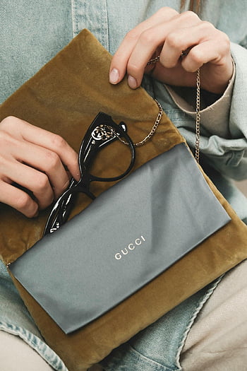 Gucci-glasögon, snyggt fodral, lyx mode, närbild, kvinna, sätta glasögon, gucci, fall, modeaccessoarer, glasögon, lyx-märke