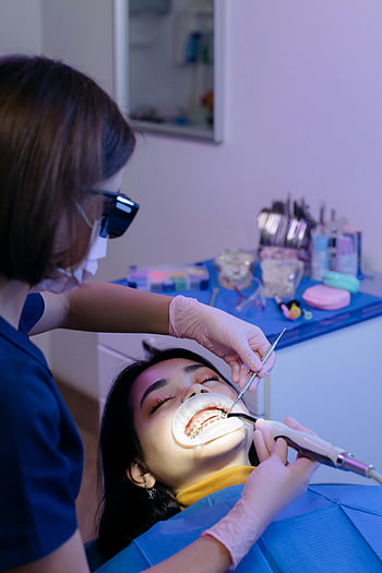 zubař, zubní ošetření, trpěliví, zkoumání zubů, Moderní klinika, dentální nástroje, Péče o zuby, dentální hygiena, zubní postup, zubní ordinaci, Zubní vyšetření
