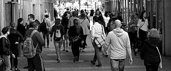 fotografia in scala di grigi, gente che cammina, contesto urbano, Street vivace, diversi pedoni, scena all'aperto, edifici, scena di strada, bianco e nero, vita di città, Ambiente urbano