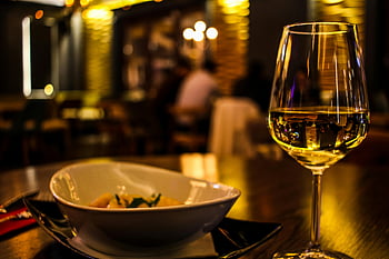 čiré sklo, bílé víno, Útulná restaurace, elegantní stolování, miska, jídelní nastavení, Nastavení restaurace, sklenice na víno, nastavení tabulky, okolního osvětlení, prezentace potravin