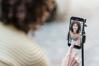 Etnický blogger, usmívající se žena, nahrávání videa, chytrý telefon, ulice, Natáčení vlog, venku, sociální média, Tvorba obsahu, Mobilní natáčení, vlogging