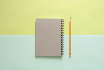 caiet cu spirale, creion portocaliu, plat, pastel fundal, Teme școlare, Teme de birou, notebook alb, design minimalist, Instrumente de studiu, spațiu de lucru creativ, articole de papetărie