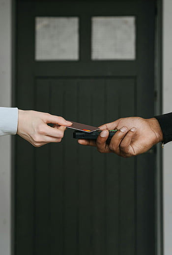 Bezkontaktní platba, kreditní karta, platební terminál, bezhotovostní transakce, Detailní ruce, Swiping karta, finanční transakce, moderní platba, digitální platba, bezkontaktní technologie, platební automat