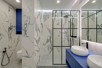 bagno moderno, pareti di marmo, doppio lavandino, doccia chiusa in vetro, Elegante bagno, design contemporaneo, Design del bagno, piastrelle di marmo, Accenti blu, infissi moderni, bagno di lusso