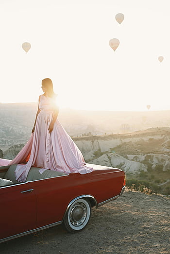nainen mekko, retro-auto, vuoret, auringonlasku, tyylikäs nainen, pinkki mekko, vintage-auto, kuumailmapallot, luonnonkaunis maisema, Ulkokuvaus, vintage-tyyliin
