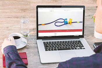 biurko biznesowe, laptop, Kawa, szklanka wody, nowoczesna technologia, wydajność, osoba trzymająca kawę, macbook, konfiguracja biurka, środowisko pracy, obszar roboczy biura