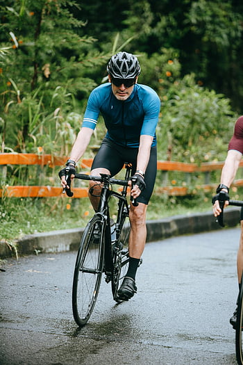 cyklista, sportovní náčiní, mokré silnici, svěží zeleň, venkovní aktivita, zdatnost, jízda na kolech, silniční cyklistika, nerozpoznatelný přítel, cyklistické vybavení, mokré dlažby