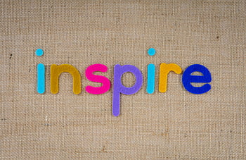 mengilhami, huruf yang bersemangat, Goni bertekstur, Tema inspirasi, Permukaan tenunan, teks berwarna-warni, Kata Motivasi, latar belakang kain, Desain Inspirasional, Tipografi Kreatif, Surat terasa