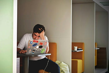 Човек в бяла риза, Използване на MacBook Pro, стрес, чувство на неудовлетвореност, работи дистанционно, лаптоп, на закрито, отдалечена работа, офис среда, настройка на бюрото, технология
