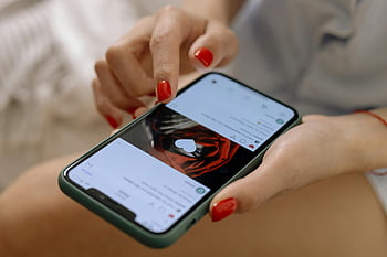 kvinne, smarttelefon, sosiale medier, surfing, røde negler, nærbilde, innendørs, hender, mobiltelefon, sosialt nettverk, app