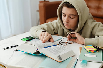 tânăr, glugă bej, citind, studiu, Acasă, adolescent, cărți, notițe, masa, Învățare concentrată, în interior