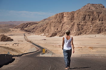žena, chůze, poušť, silnice, sinai, modrá obloha, Egypt, nebe, žlutá, okr, modrý