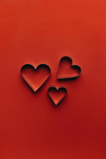 cuori rossi, superficie rossa, San Valentino, Oggetti a forma di cuore, sfondo rosso, romantico, amore, taglierine, minimalista, distesa piatta, festivo