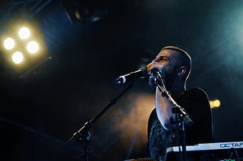 muž, který držel mikrofon, Vystupování na jevišti, živý koncert, mužský zpěvák, kapela, Světlá jevištní světla, dynamický výkon, mikrofon, etapa, koncert, zpěvák