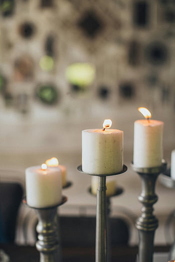 kaarsen, verlichte pilaarkaarsen, Warm Kaarslicht, witte kaarsen, Gezellige ambiance, kandelaars, drie kaarsen, binnenverlichting, Decoratieve kaarsen, huisdecoratie, kaarslichtinstelling