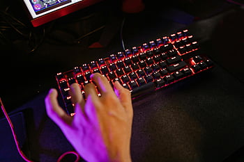 mechanische Tastatur, Glühende Tastatur, Gaming-Tastatur, Hand auf der Tastatur, Nahaufnahmefoto, dunkle Einstellung, RGB -Tastatur, Ergonomische Tastatur, Computer Tastatur, Spiel-Setup, Tastaturbeleuchtung