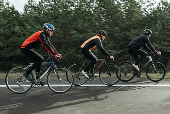 muži jezdící na kolech, malebná venkovní silnice, společně na kole, týmová práce, atletický, silniční cyklistika, Skupinová cyklistika, Venkovní cyklistika, Atletičtí muži, malebné silnici, cyklistická týmová práce