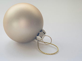 pallina grigia, ornamento di Natale d'argento, avvicinamento, sfondo bianco, decorazione di festa, decorazione natalizia, pallina d'argento, ornamento festivo, tema delle vacanze, pallini decorativi, ornamento dell'albero di Natale