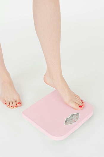 여자, 저울, 사진관, 피트, 빨간 손톱, 핑크 웨이트 스케일, 건강, 체중 측정, 맨발, 실내 사진