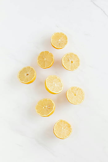 Limonlar, beyaz yüzey, mermer yüzey, limon tatlısı, yüksek açılı görünüş, taze limonlar, mutfak temaları, sarı meyve, narenciye, yemek fotoğrafçılığı, minimalist tarz