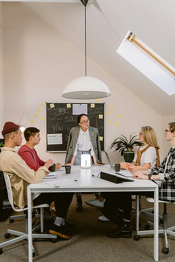 nainen yllään silmälasit, esittäminen, toimisto, Monipuolinen ryhmä, työtovereiden, aivoriihi, moderni toimistoympäristö, tapaaminen, tiimi, yhteistyö, työtila