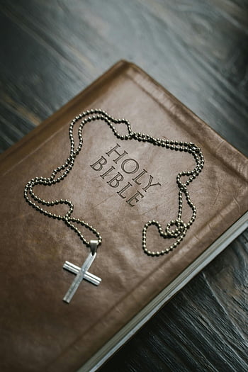 heilige bijbel, kruis ketting, zilveren Kruis, christelijk geloof, religieus symbool, bruine bijbel, close-up afbeelding, Faith Jewelry, spiritueel accessoire, religieus boek, kruishanger