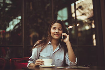 genç kadın, cep telefonu, kafe, sıradan gömlek, telefonda konuşmak, kahve tutan, Açık hava kafe, tablo, portre, gülümseyen, Gündelik kıyafet