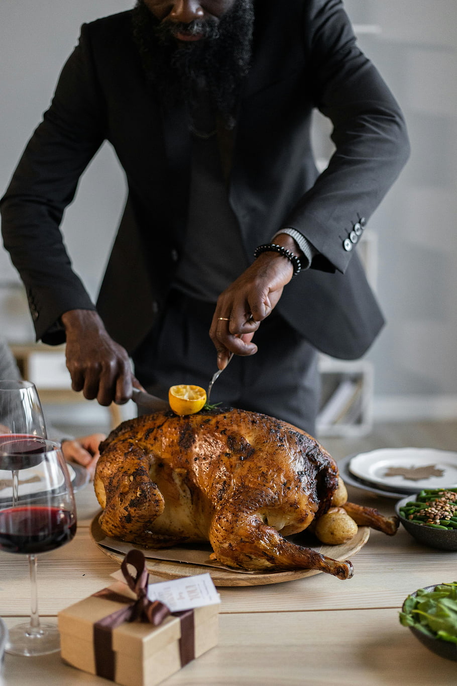 Černoch, Carving Turecko, Slavnostní díkůvzdání, Vnitřní večeře, Pečený krocan, elegantní nastavení, dovolená jídlo, jídelní stůl, sklenice na víno, Dárková krabička, zelené fazole