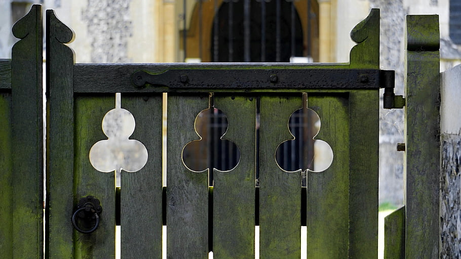 Rustikální dřevěná brána, zdobená železná rukojeť, zelená patina, detail, dřevěný plot, dekorativní otvory, vinobraní brána, starožitná brána, Venkovní brána, zahradní brána, rustikální brána