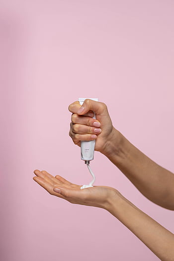 orang memegang krim, tabung putih, merapatkan, mengaplikasikan krim, latar belakang merah muda, perawatan kulit, tangan, produk kecantikan, pelembab, kosmetik, perawatan kulit rutin