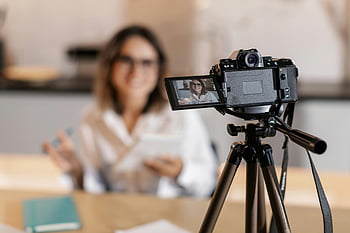 nő vlogging, fehér hosszú ujjú ing, kamera, háromlábú, Tartalomkészítés, beltéri vlogging, vlogger, digitális tartalom, profi beállítás, otthoni stúdió, videó felvétel