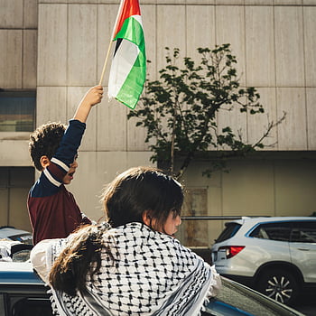 Palestinská vlajka, mladý kluk, Venkovní demonstrace, vozy, vlající vlajka, Demonstrační scéna, Palestinská kultura, Street Protest, děti na protestu, městském prostředí, mávání vlajkami