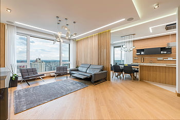 Moderne Studiowohnung, Wohnzimmer, Küche, Holzmöbel, Panoramablick, luxuriöses Dekor, zeitgemäßes Design, Geräumige Wohnung, stilvolles Interieur, graues Sofa, Essbereich