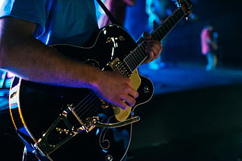 エレキギター、 ギタリスト、 ステージパフォーマンス、 活気のある夜のシーン、 閉じる、 ライブ音楽、 楽器、 コンサート、 舞台照明、 音楽イベント、 パフォーマンスアート